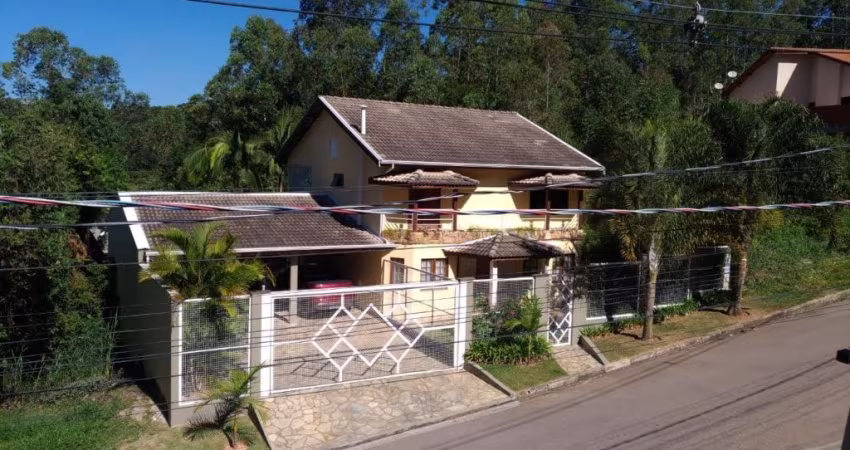 Casa linda com piscina, 3 quartos - incluindo 2 suítes, no condomínio Reserva Bom Viver
