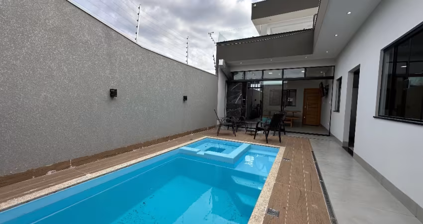 Casa com 2 suítes e piscina Jardim Mediterrâneo