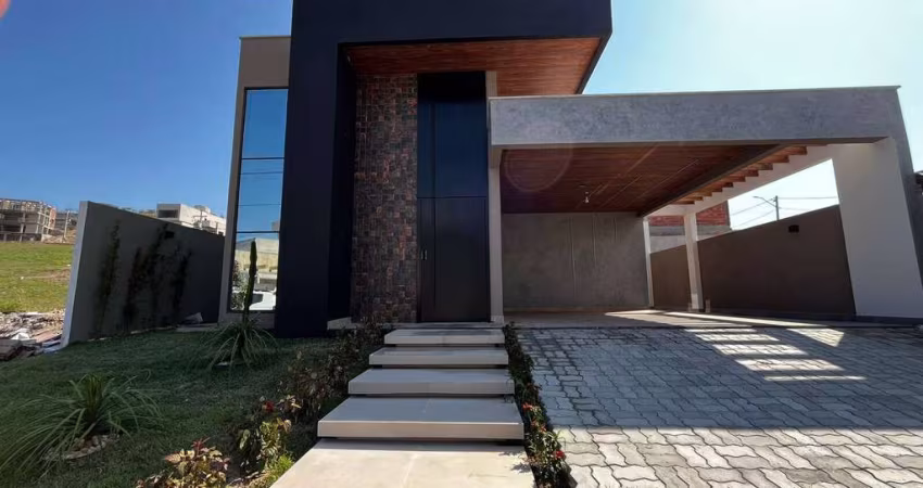 Ótima Casa, com Piscina, em Cond. Residencial