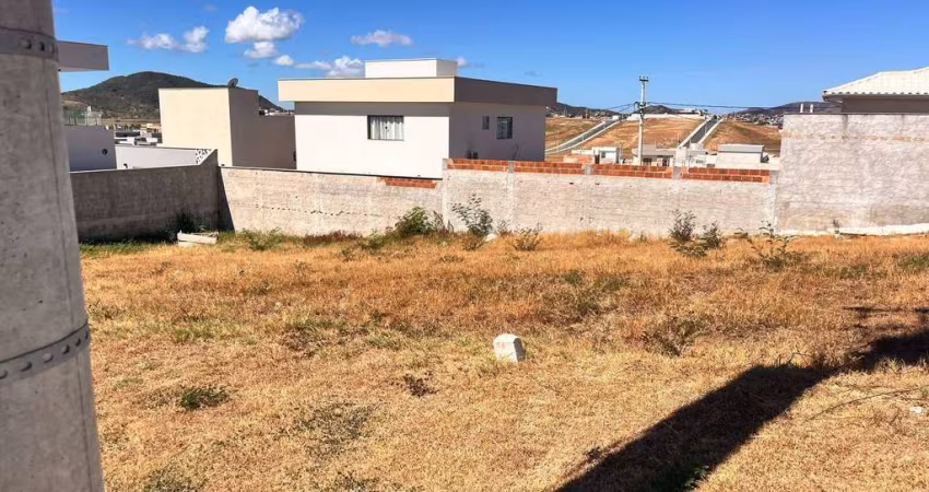       Terreno em Cond. Residencial, com Piscina