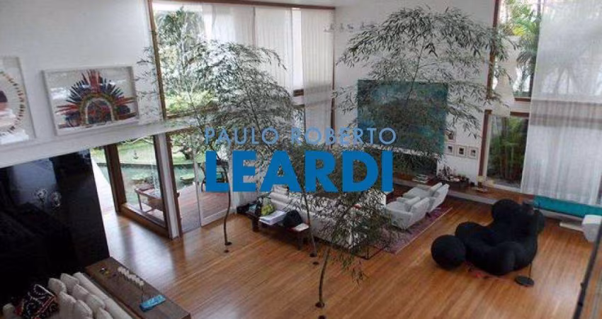 Casa à venda na Rua Estuário, 522, Chácara Monte Alegre, São Paulo