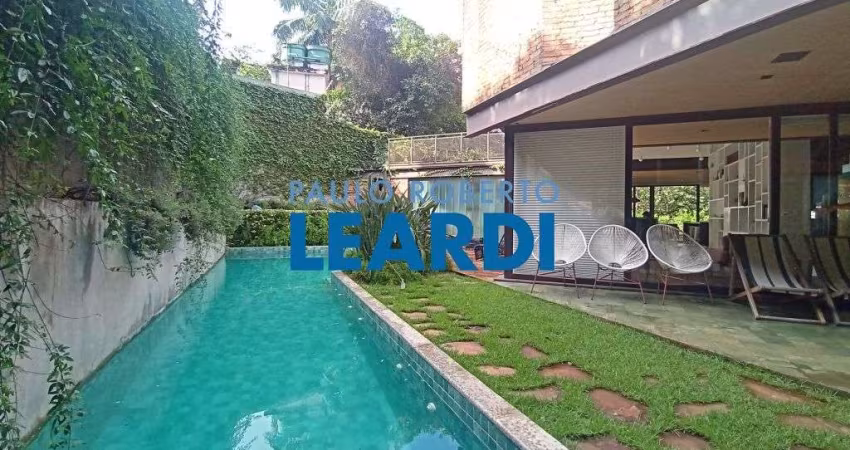 Casa à venda na Rua Avaré, 382, Pacaembu, São Paulo