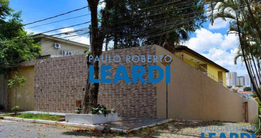 Casa à venda na Avenida Piassanguaba, 819, Planalto Paulista, São Paulo
