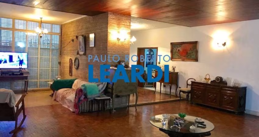 Casa à venda na Praça Doutor Silas Botelho, 123, Sumaré, São Paulo