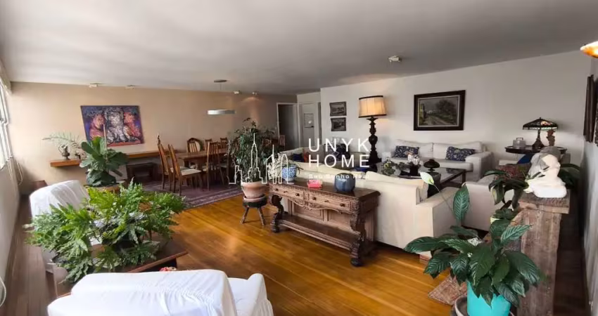 Apartamento com 226 m², assinado pelo renomado arquiteto paulo bastos, nos jardins!