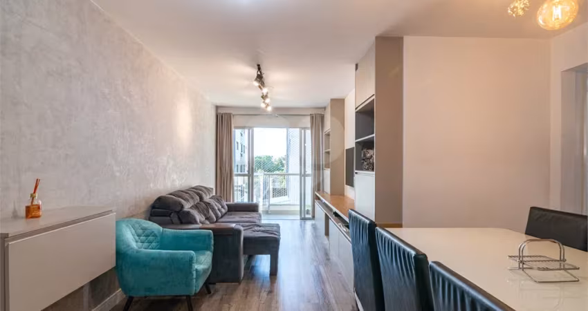 Lindo apartamento reformado com 3 Quartos sendo 1 suíte e Sacada