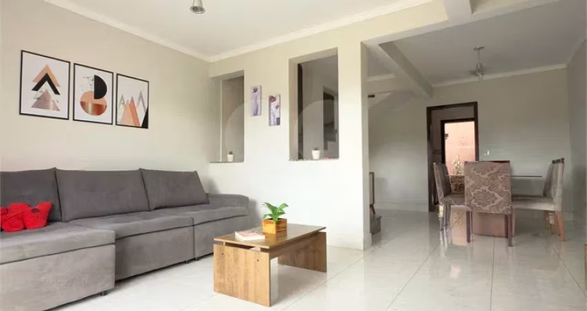 Sobrado Triplex à Venda na Vila Sandra | 4 Quartos sendo 1 suíte | Financiável