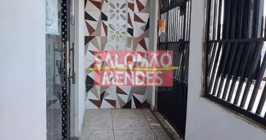 Casa junto a praça tancredo neves com garagem, 03 quartos. oportunidade.