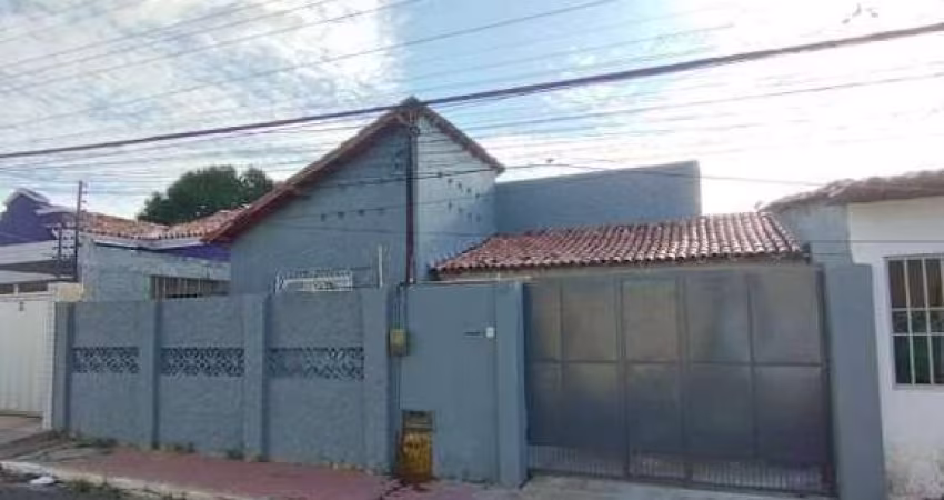 Aluga-se casa no Centro
