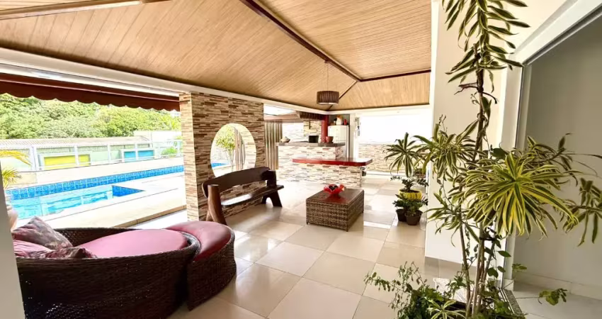 Linda casa em patamares 3 suítes mais dependência completa piscina