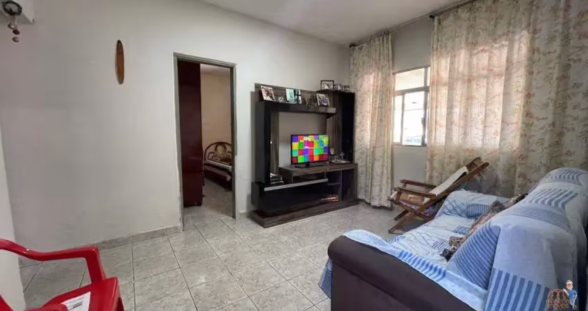 Casa disponível para venda no bairro Rádio Clube, com 3 dormitórios e uma edícula com 1 dormitório.