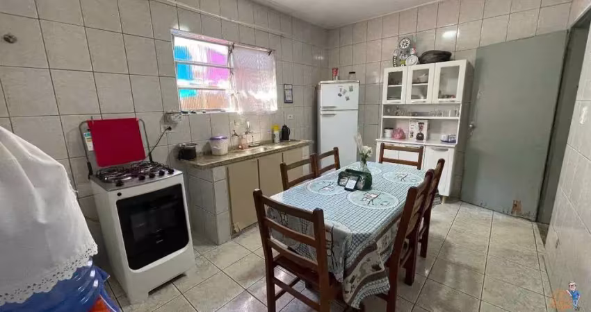 Casa disponível para venda no bairro rádio clube, com 3 dormitórios e uma edícula com 1 dormitório.