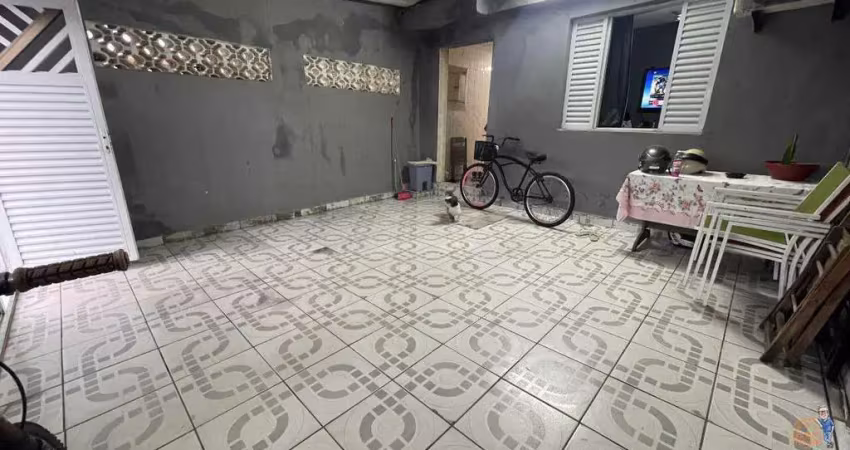 Casa geminada à venda com 2 dormitórios, 2 vagas, no bairro Radio Clube - Santos/SP