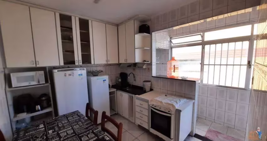 Apartamento de dois dormitórios e um banheiro à venda no centro de São Vicente.