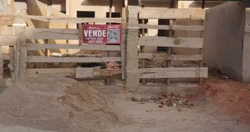 Casa 2 quartos com suíte, varanda, quintal nos fundos e na frente com 2 vagas