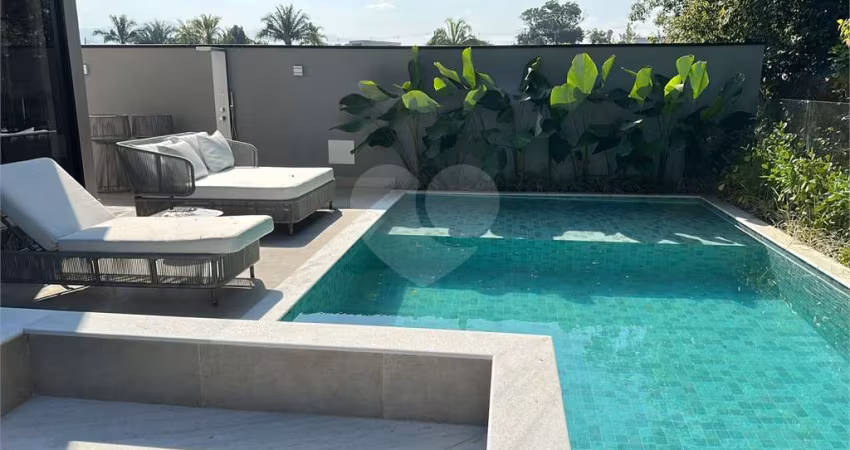 Casa com 6 quartos à venda em Riviera - SP