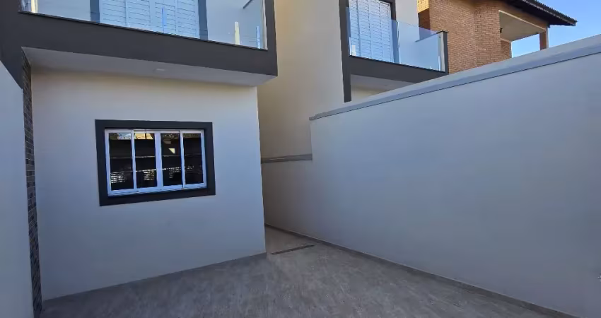 Casa sofisticada com 3 suítes / churrasqueira / local tranquilo e