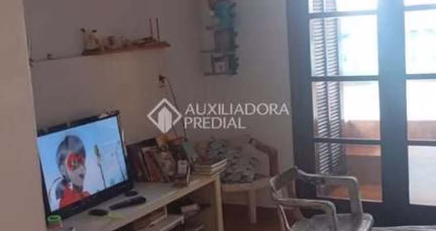 Casa à Venda em Alves Dias - São Bernardo do Campo, com 3 quartos e 2 vagas de garagem