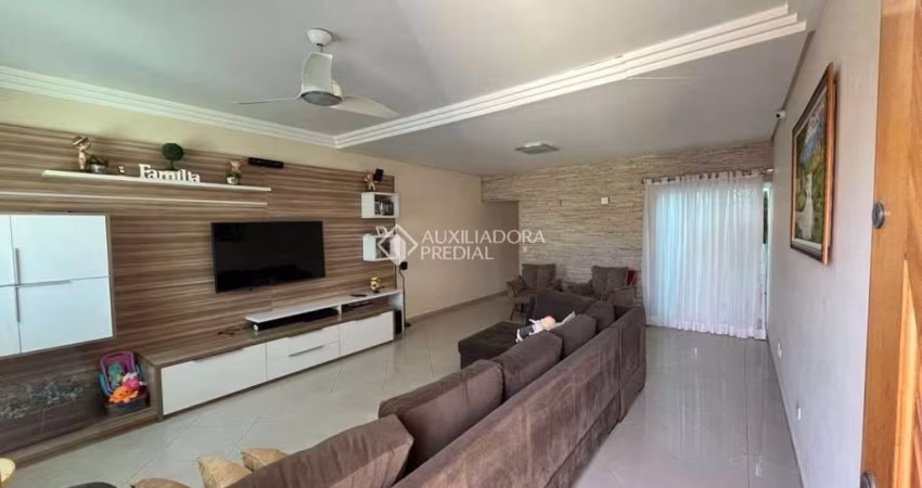 Casa Sobrado com 3 suítes, 5 vagas de garagem em Santo André, na Vila Scarpelli à venda