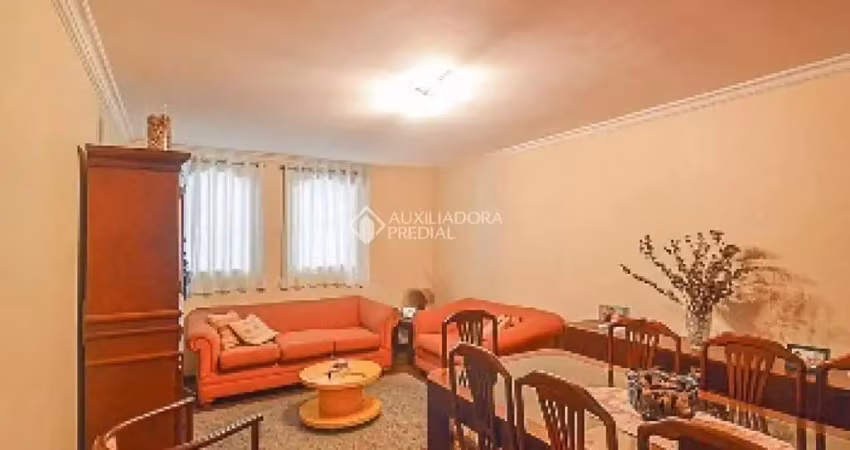 Casa à venda com 3 quartos, sendo 1 suíte, e 3 banheiros no total.