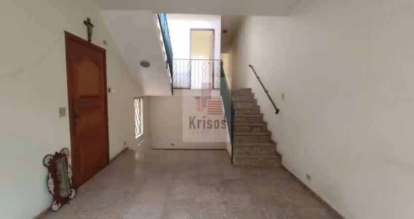 Otimo sobrado com 3 dormitorios sendo 1 suite, 2 vagas com excelente localização .