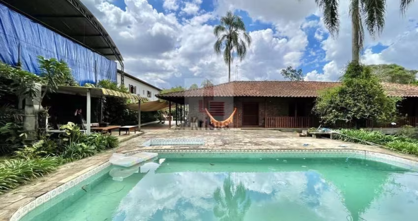 Oportunidade Única - Imóvel Comercial e Residencial no Coração da Granja Viana!