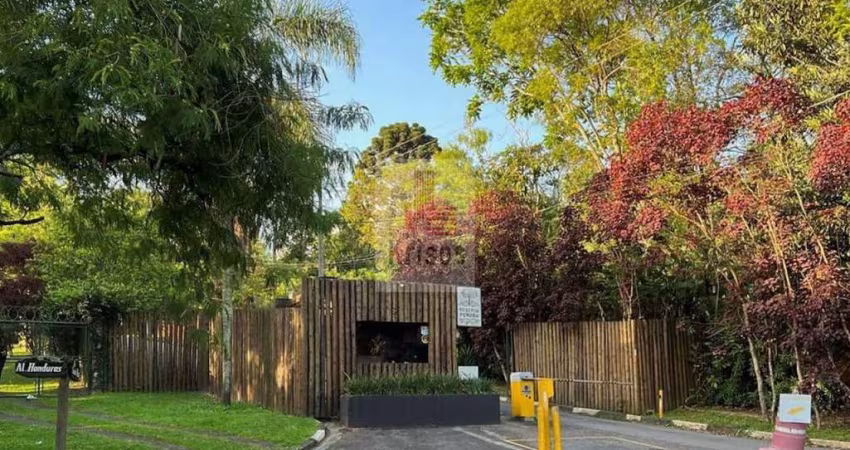 Encante-se com Esta Linda Casa Térrea e Contemporânea em Meio à Natureza!