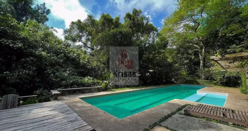 Exclusiva Casa de Alto Padrão na Granja Viana: Charme e Integração com a Natureza!