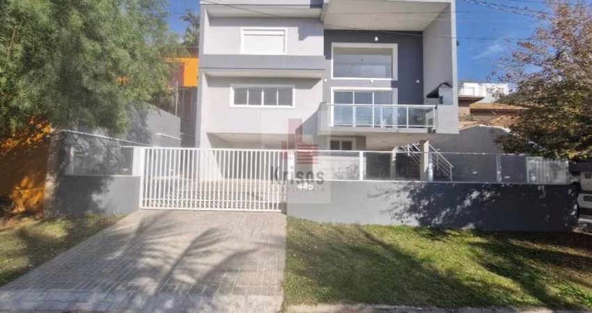 Impressionante Casa Nova em Condomínio de Alto Padrão: Modernidade e Conforto!