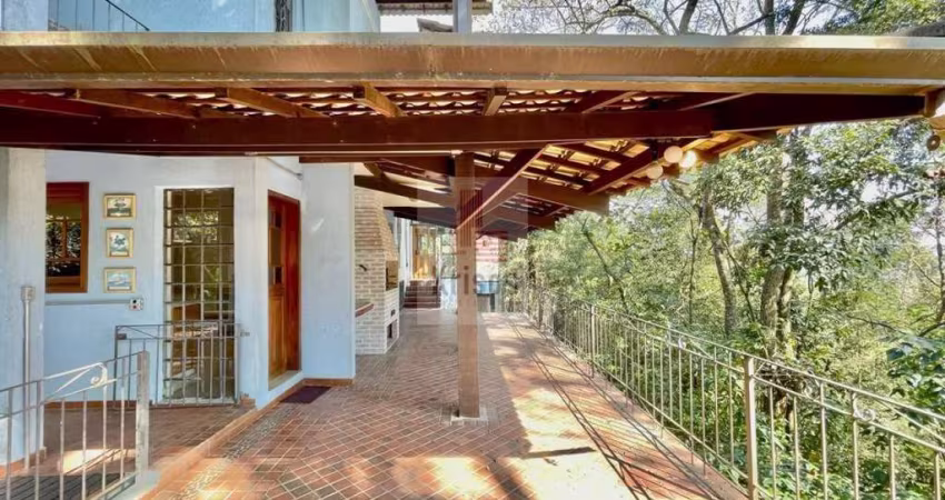 Incrível Casa em Estilo Rústico na Parte Alta do Condomínio Forest Hills!