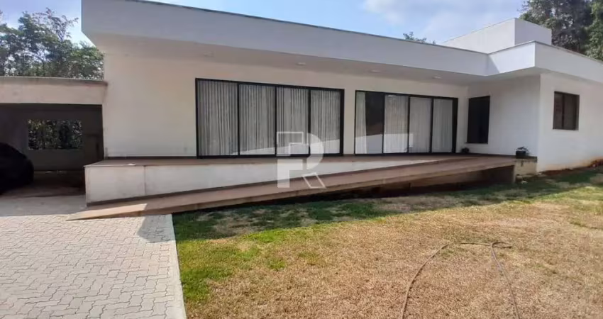 Casa à venda em condomínio com 4 suítes, recém construída e com habite-se