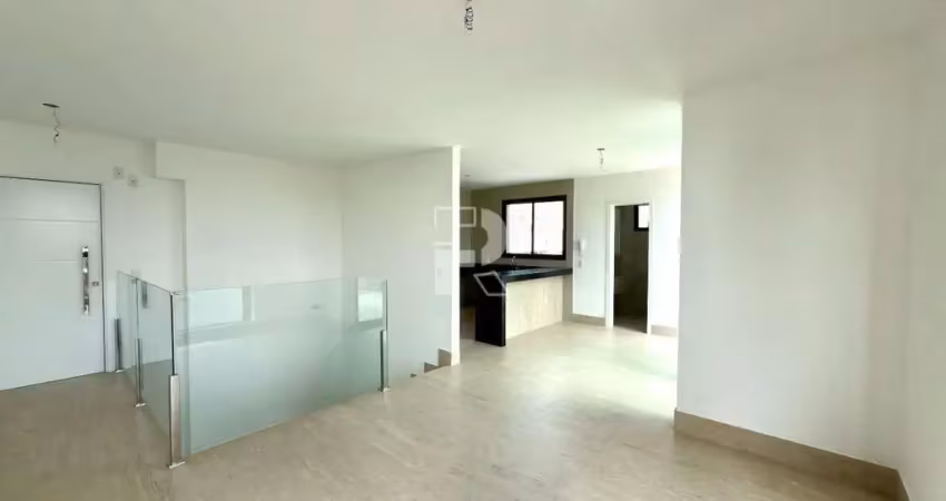 Cobertura de alto padrão, com elevador que vai até o segundo andar e 03 vagas livres!