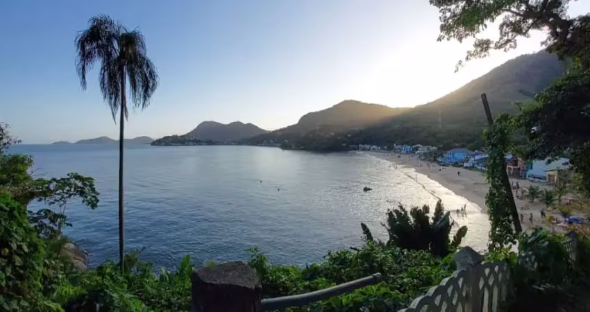 Casa de três quartos na praia brava mangaratiba rj.