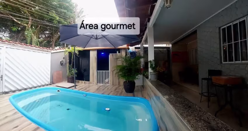 Duas casas 2 e 3 quartos na praça da famerj em  campo grande.