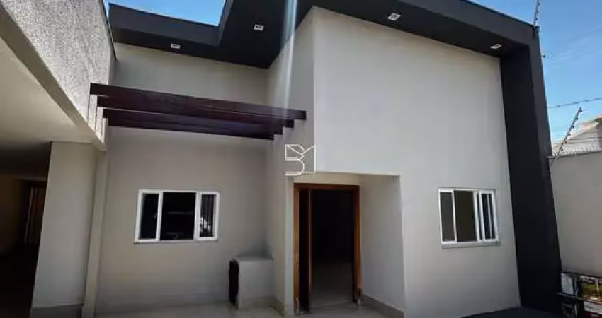 Casa  com 3 quatos 1 suite, moveis planejados, 4 vagas de carros, energia solar.