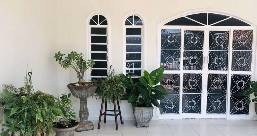 Casa bairro coophamil, 3 dormitórios 1 suíte, sala de estar, moveis planejados