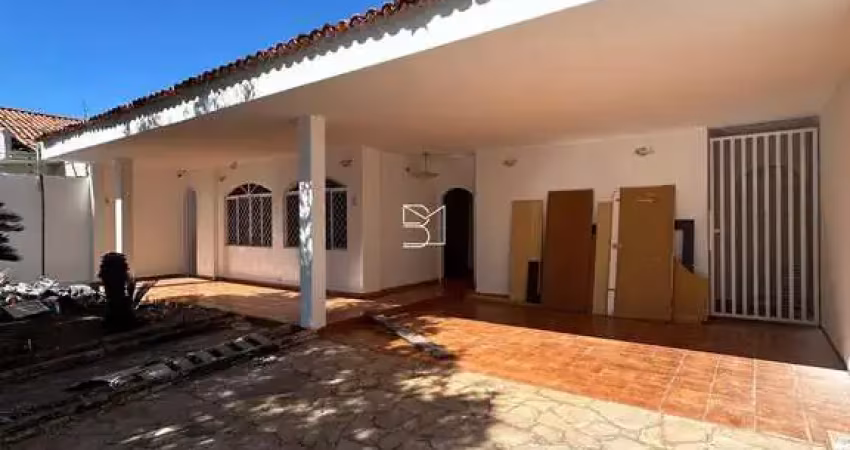 Casa comercial, 3 quartos 1 suíte, sala ampla, despensa, churrasqueira, piscina