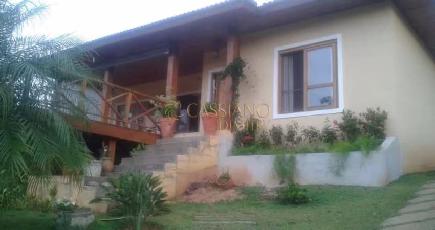 Sobrado à venda de 260m² | 04 dormitórios, sendo 02 suítes e 02 vagas de garagem | Tapanhão - Jambeiro |