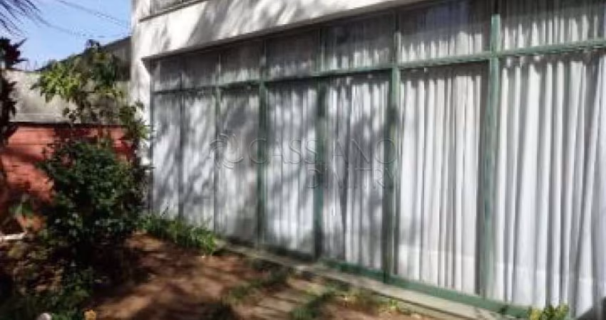 Sobrado à venda de 337m² | 04 dormitórios, sendo 01 suíte e 02 vagas de garagem | Centro - São José dos Campos |