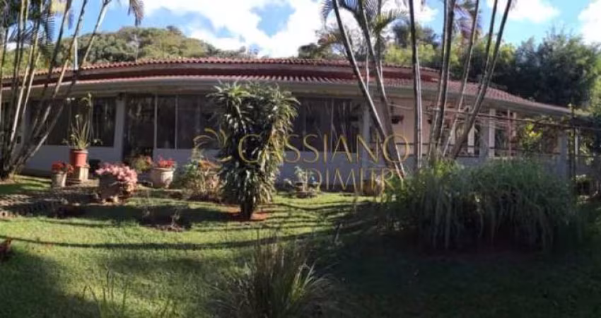 Chácara à venda de 22.000m² | 03 dormitórios, sendo 01 suíte, 02 banheiros e 04 vagas de garagem |  Avenida Ippensen | São José dos Campos |