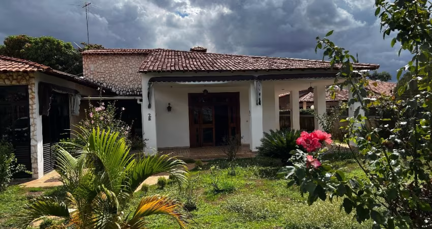 -Casa ampla térrea 6 suítes casa colonial excelente condomínio fechado e localização privilegiad