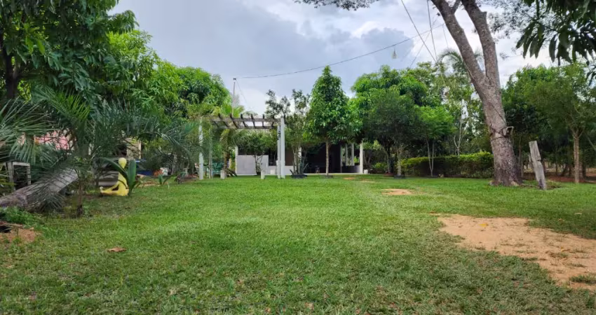Excelente chácara 3000m2 em condomínio fechado com segurança e área de lazer coletiva.