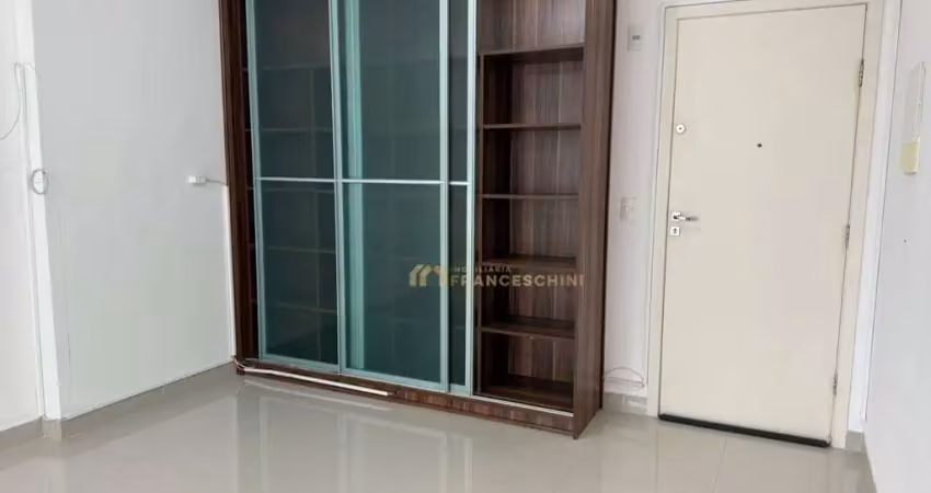 Apto. com 01 dormt. - 57m2 - varanda - vaga de garagem coberta -andar alto