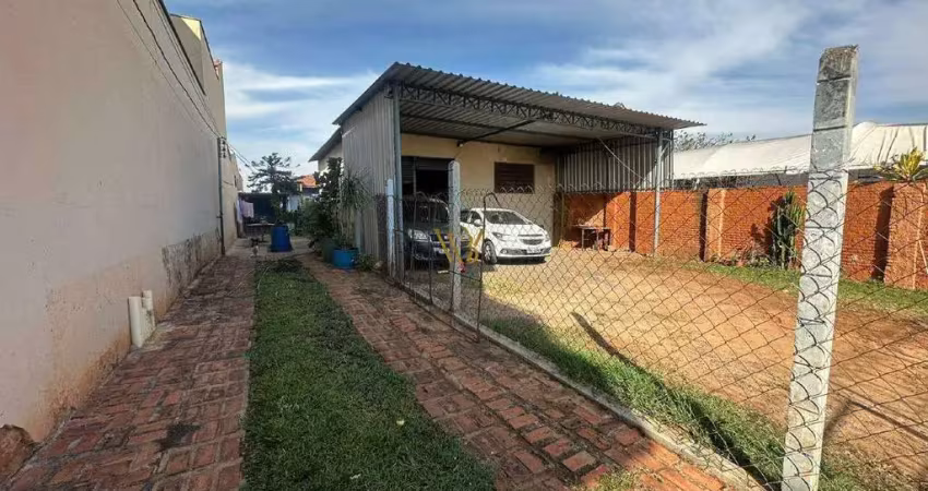 Casa e galpão com 444 m² de terreno em avenida de grade fluxo à venda no bairro Jaraguá em Piracicaba/SP.