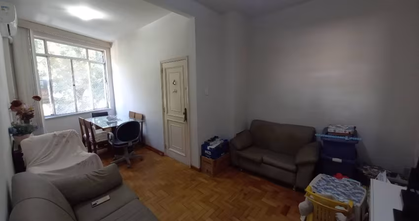 Apartamento com 2 quartos e dependências completas na Tijuca