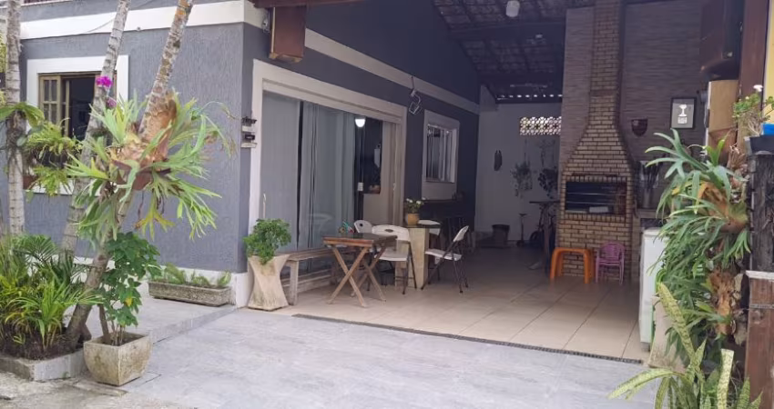 Excelente Casa 3 quartos /1 suíte e closet , com 2 vagas de garagem no Trevo de Maria Paula