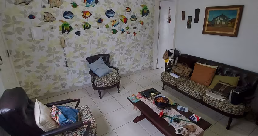 Casa Assobradada, condomínio fechado.