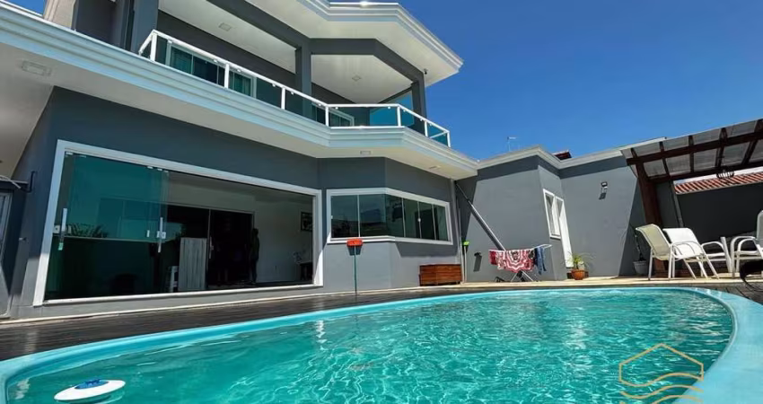 Sobrado 330m² Alto Padrão 4 suítes - Bal. Barra do Sul - Centro