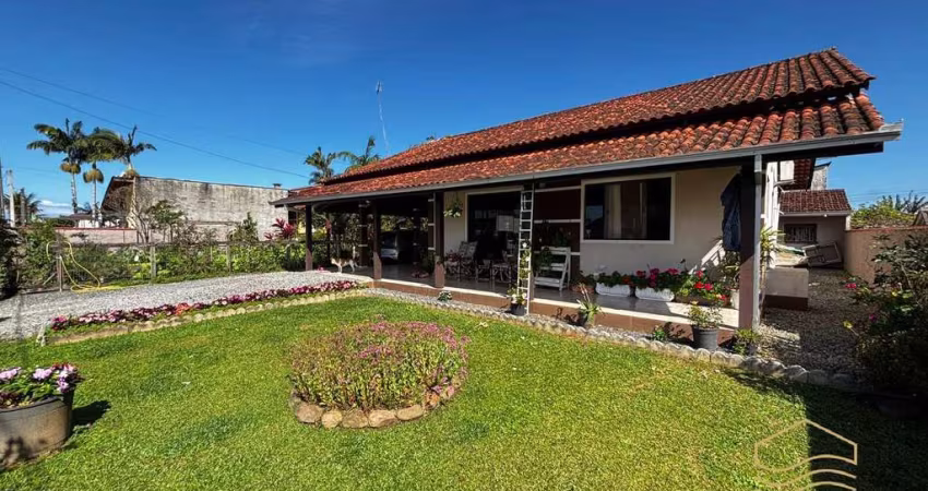 Casa com 3 quartos à 100m da lagoa em Baln. Barra do Sul - Maria Fernanda