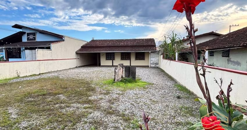 Casa com potencial comercial de 383,70m² em Baln. Barra do Sul - Centro